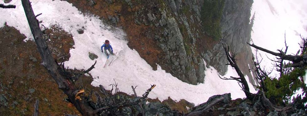 Skip Swenson descends a boney chute on Dege Peak (© Kam K. Leang).