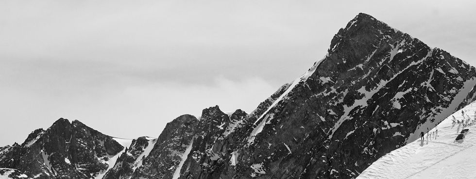 Skip Swenson near Twin Peaks, Sawtooth Range, Sierra Mountains (© Kam K. Leang)